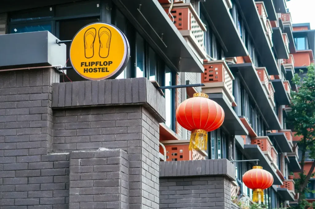 poshpacker flipflop youth hostel