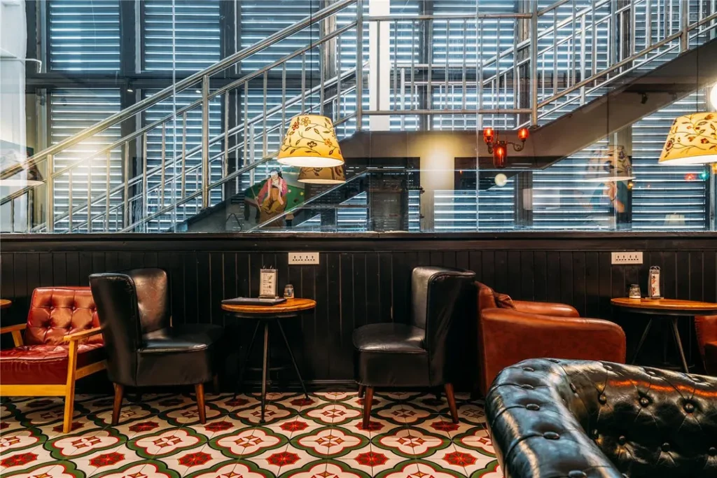 poshpacker flipflop youth hostel stair