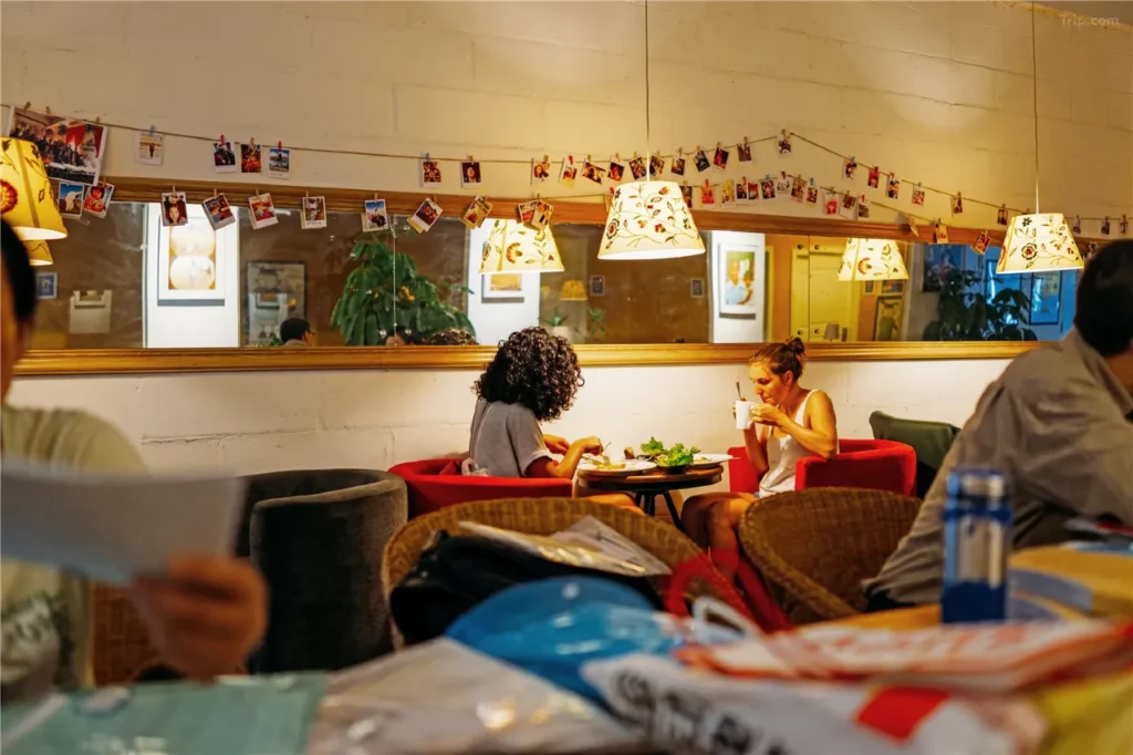 poshpacker flipflop youth hostel vibes