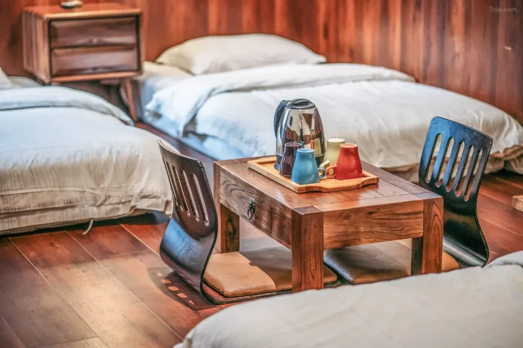 poshpacker flipflop youth hostel view